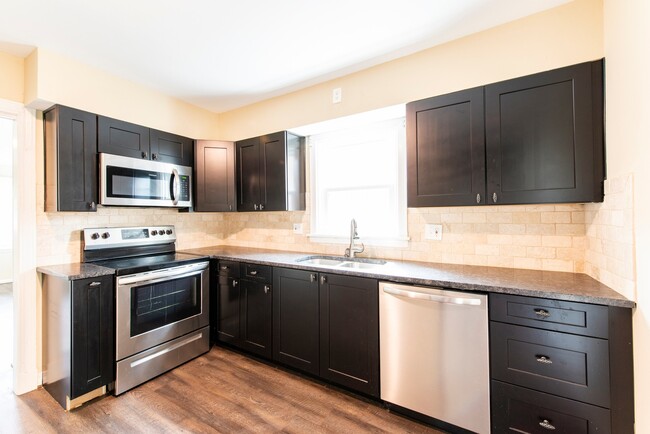 Building Photo - 3BR/2BA Ranch Near The Desirable Highlands!