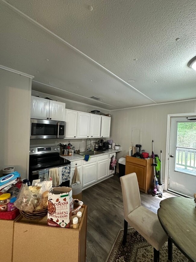 Building Photo - 4 Bedroom, 2 bathroom home near Caterpillar