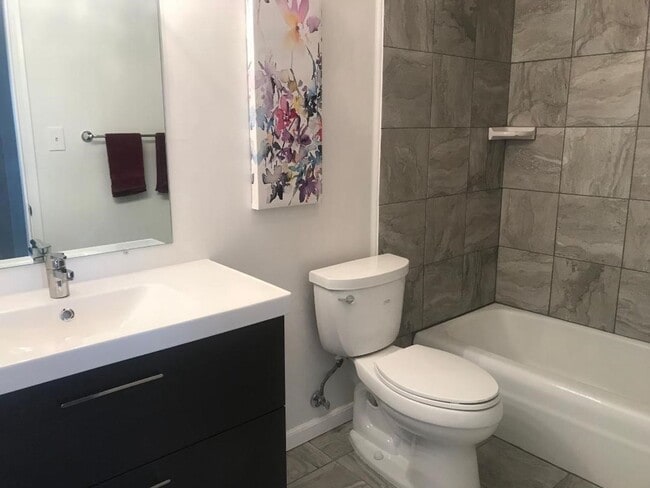 Building Photo - 2 bedroom 1 bath close to 23