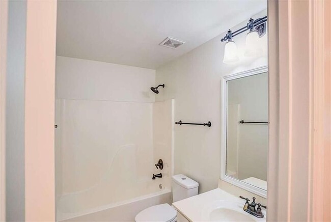 Building Photo - 142 Stoneforest Dr