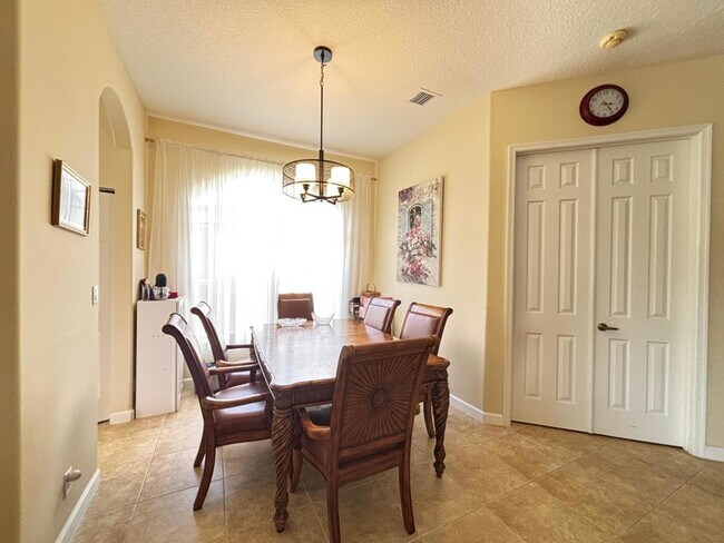 Building Photo - 6532 SE Broadmoor Ln