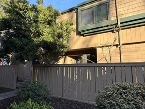 Building Photo - Well Appointed 3 Bedroom 2.5 Bath Townhome in Perfect Campbell Location!