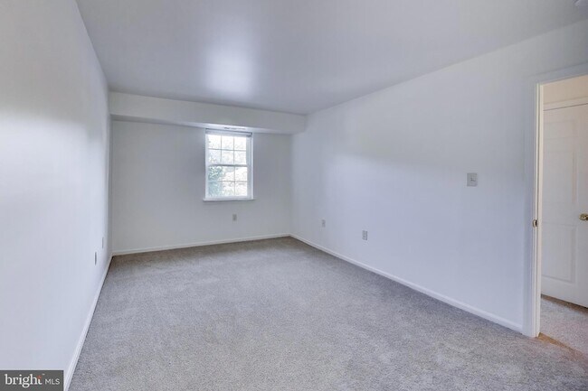 Building Photo - 862 College Pkwy