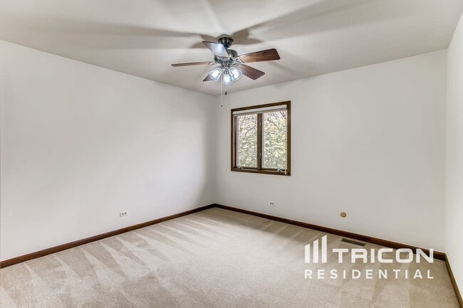 Building Photo - 2479 Lakeside Dr