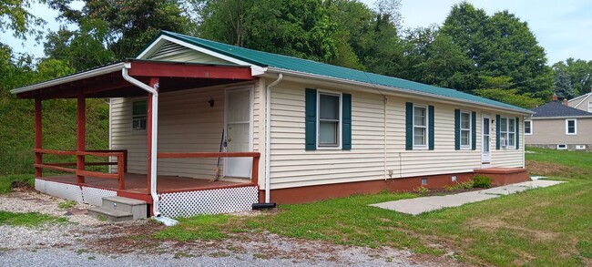 Building Photo - Christiansburg, 3 Bed / 1 Bath, Available ...
