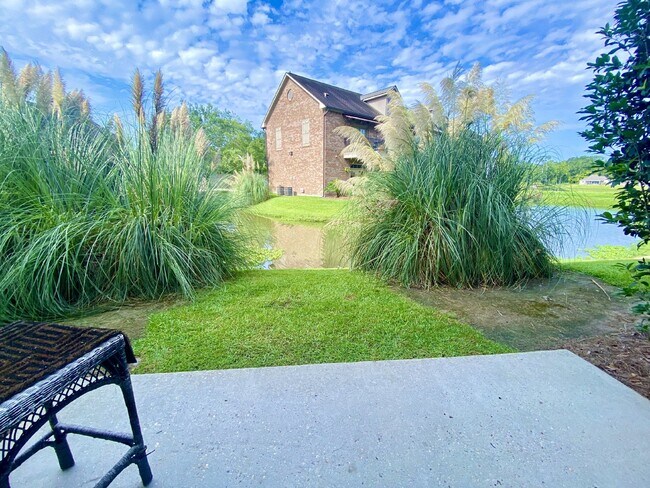 Building Photo - Ground-Level 1BR/1BA Townhouse in Gated Chatsworth Court, Near LSU