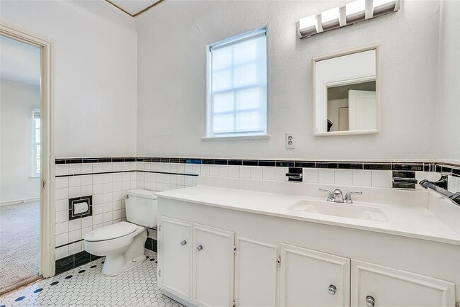 Building Photo - "Charming 3-Bedroom Home on University Blvd – Spacious 2402 Sq Ft with 2 Full Baths in Prime Univ...