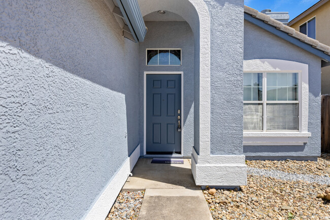 Building Photo - 8753 Redwood Grove Way