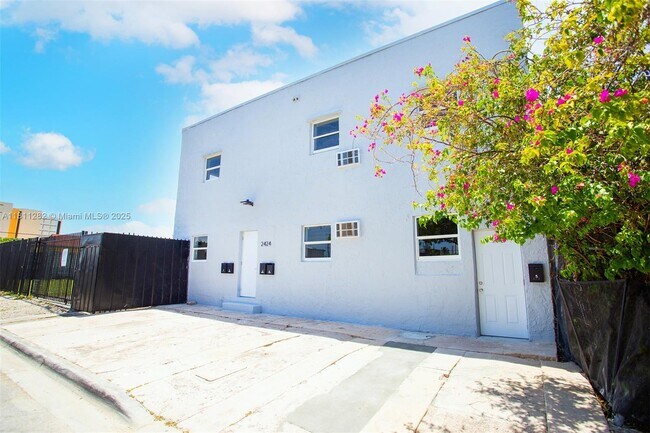 Primary Photo - 2424 NW 7th Ct
