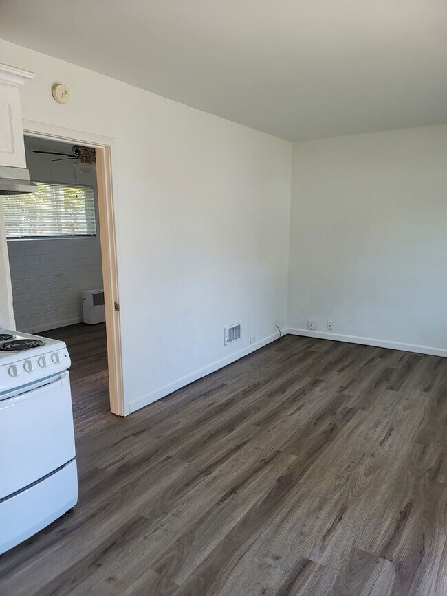 Building Photo - Cozy, partially remodeled 1 bedroom apartm...