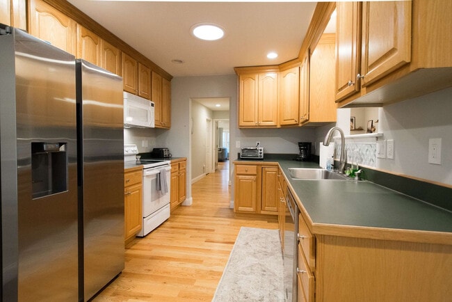 Building Photo - 10 Silver Springs Dr