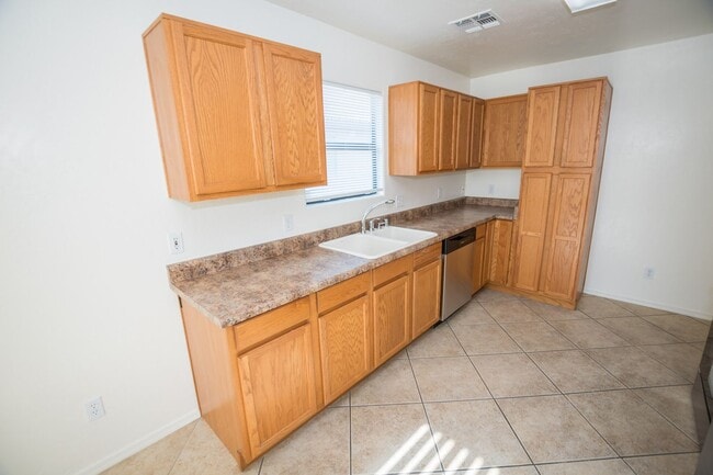 Building Photo - Charming 3-bedroom, 2-bathroom Home w/ 2 C...
