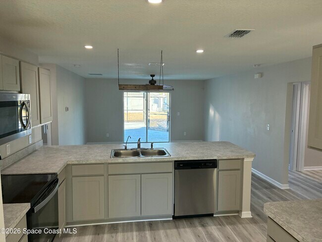 Building Photo - 487 Dadeville St SE