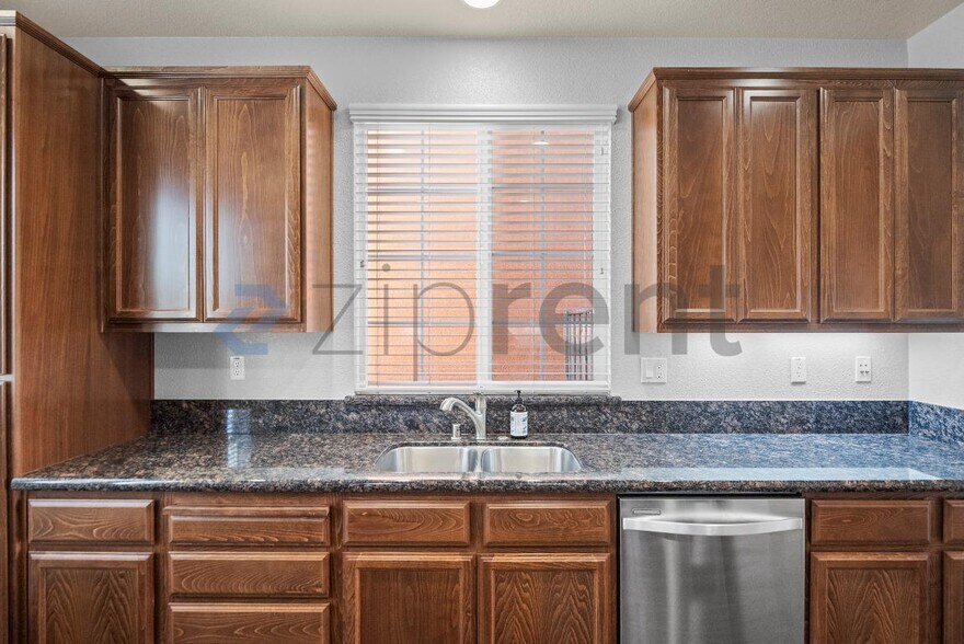 Building Photo - 328 Selby Lane