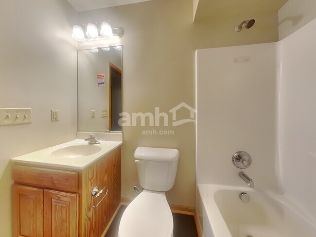 Building Photo - 71 Thornhill Dr