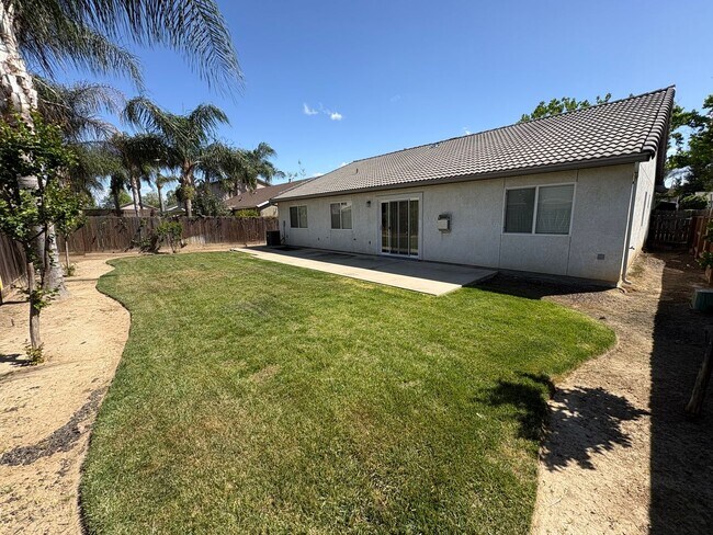 Building Photo - Lovely NW Visalia Home Near Shopping Centers Available Now!