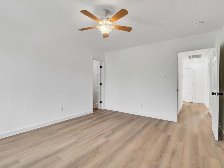 Building Photo - 8102 Crestview Dr