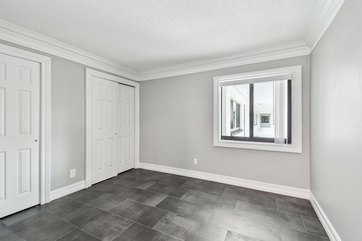 Building Photo - 2942 W Bay Dr