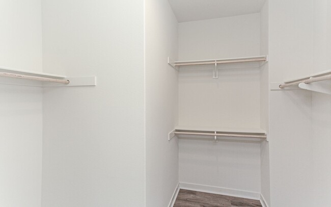 Building Photo - Large Corner-End Townhouse in Oceanside!