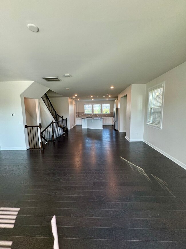 Building Photo - Beautiful 3BR/3.5BA Townhome in Rea Farms