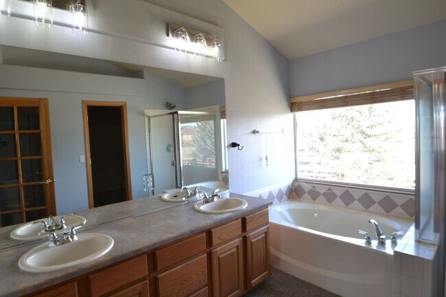 Building Photo - 6 Bed, 3.5 Bath Home Available Now!