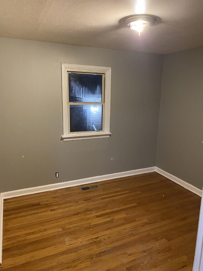 Building Photo - Charming 3 Bed, 1 Bath Bungalow in Berkley - Section 8 Preferred