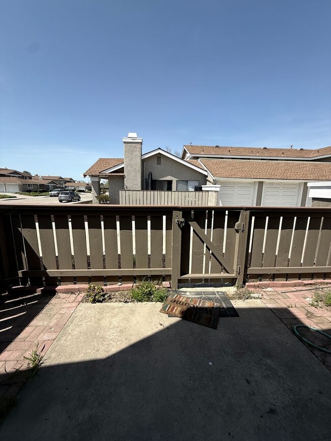 Building Photo - Orcutt Single Story Knollwood Terrace Condo with Attached One Car Garage