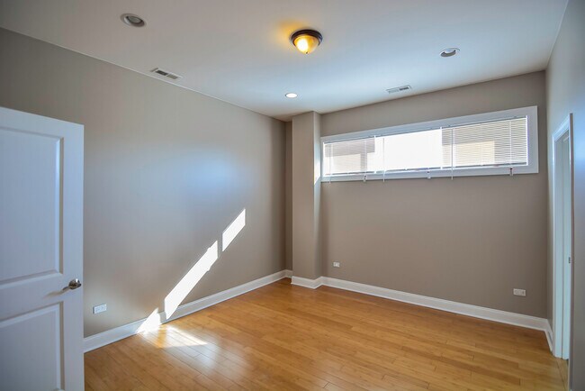 Building Photo - 4006 N Kilbourn Ave