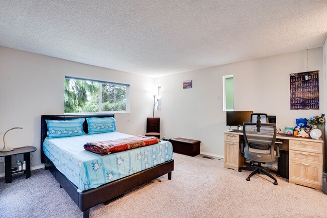 Building Photo - Beautiful 5 bed 3 bath Kirkland single fam...