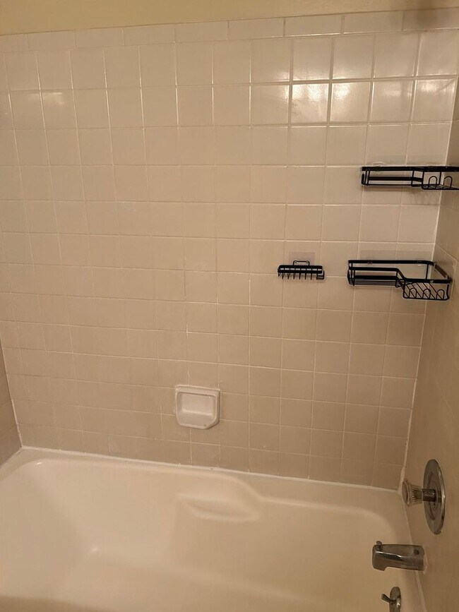 Building Photo - Available Now! Spacious 2 Bedroom Apartment!!
