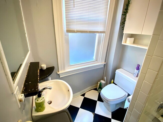 Building Photo - 715-17 Summerlea St