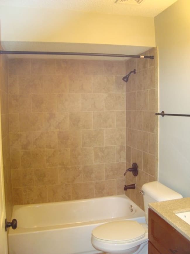 Building Photo - Renovated 4 bedroom available now to rent!