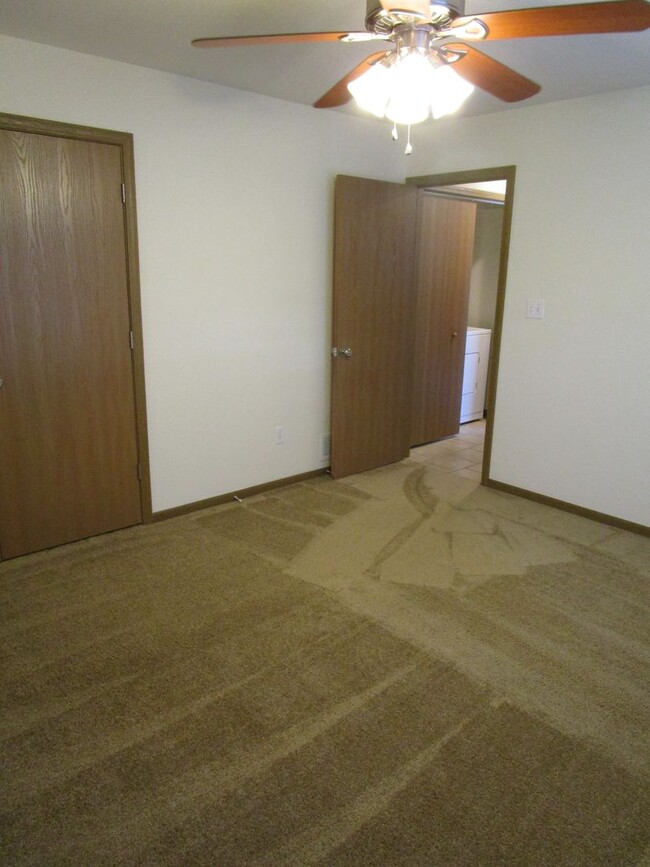 Building Photo - 601-603 Glenstone Dr.