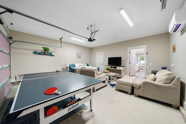 Building Photo - 121 Christmas Tree Ln