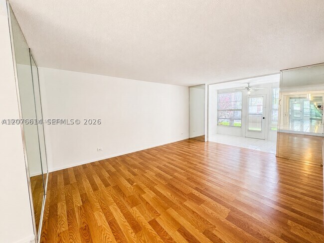 Building Photo - 3660 Inverrary Dr