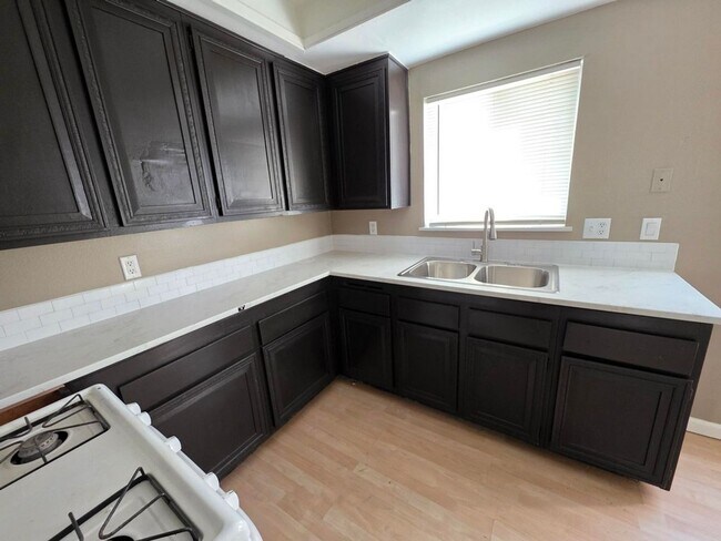 Building Photo - Move in Ready!!