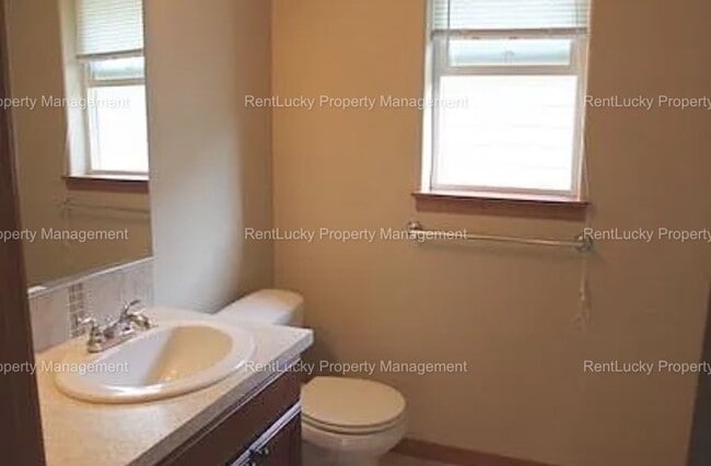 Building Photo - Beautifully Updated 3-Bedroom Home in Lynnwood – Convenient & Move-In Ready!