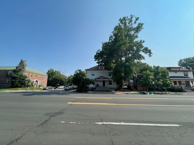 Building Photo - Killer Location w/ Utilities Included!