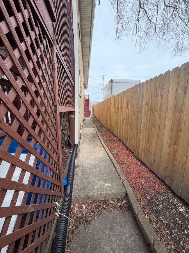 Building Photo - 1995 Howard Ave