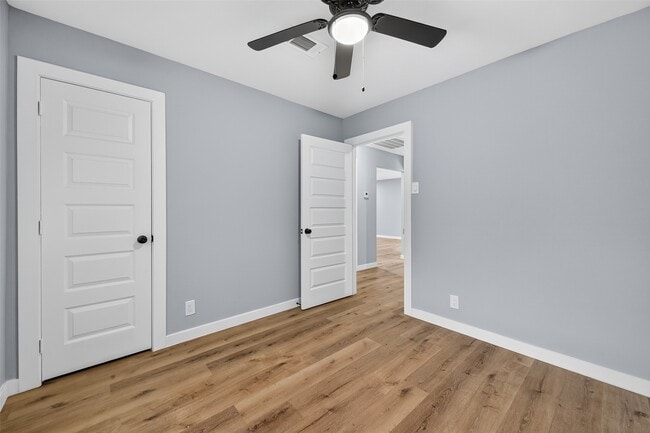 Building Photo - 627 Edgebrook Dr
