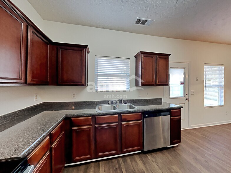 Building Photo - 600 Pemberton Dr