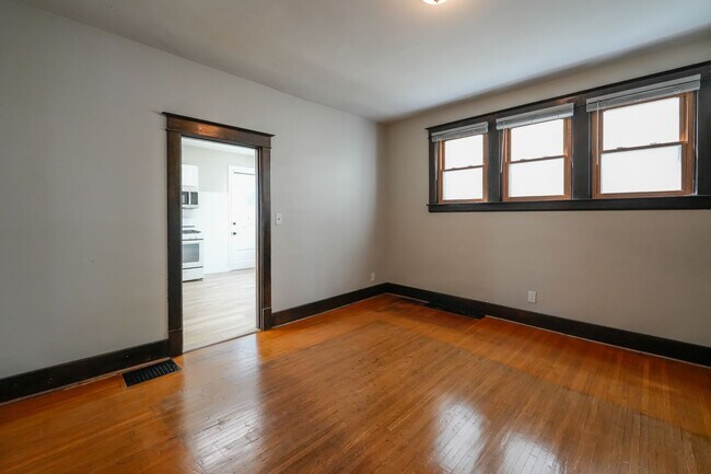 Building Photo - Check out this gem in Schnitzelburg!!