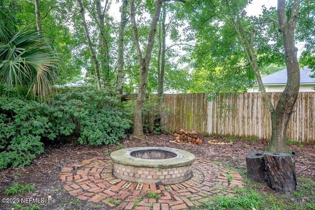 Building Photo - 2058 Forest Gate Dr E