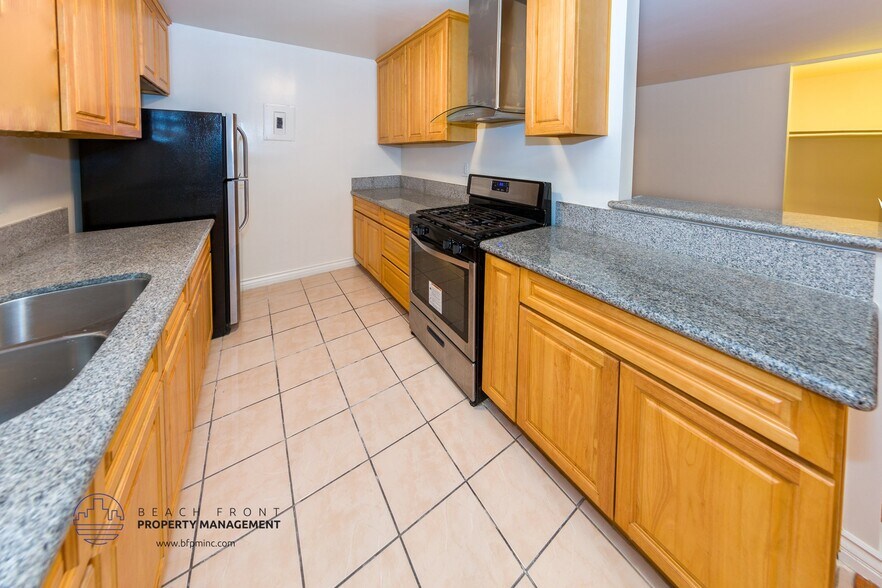Building Photo - 740 S St Andrews Pl