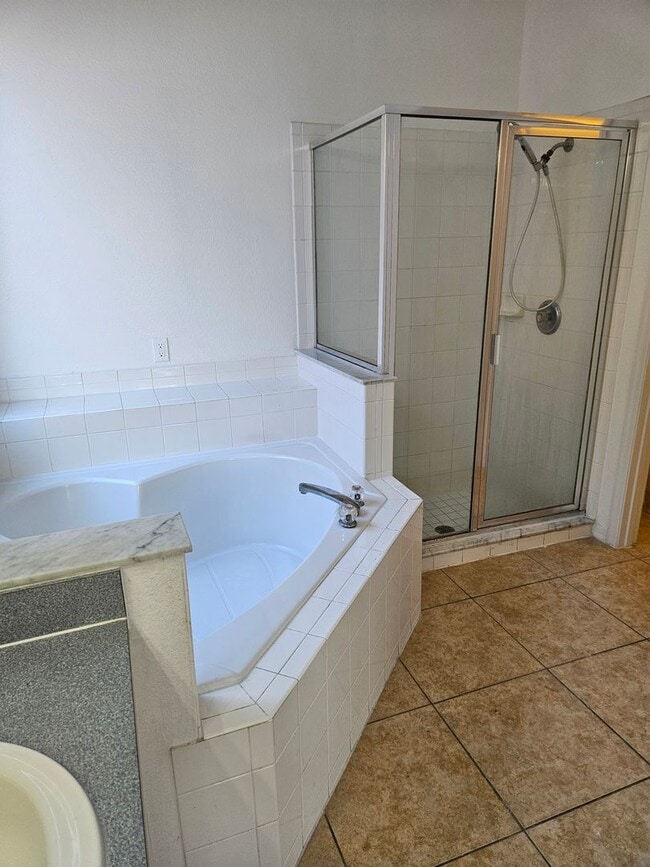 Building Photo - Kissimmee Pool Home with 7 bedrooms!