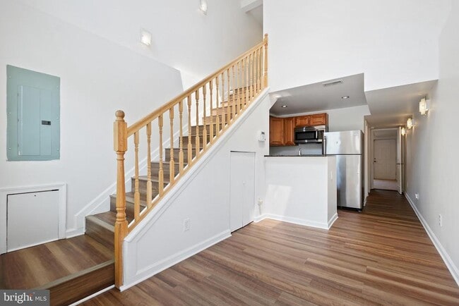 Building Photo - 307 8th St NE