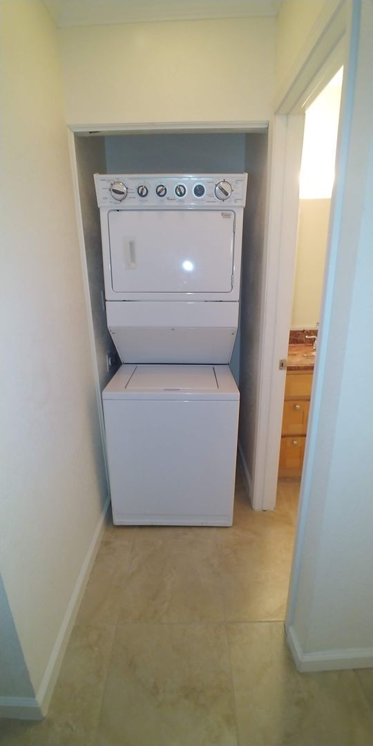 Building Photo - Huge 2 Bedroom Condo