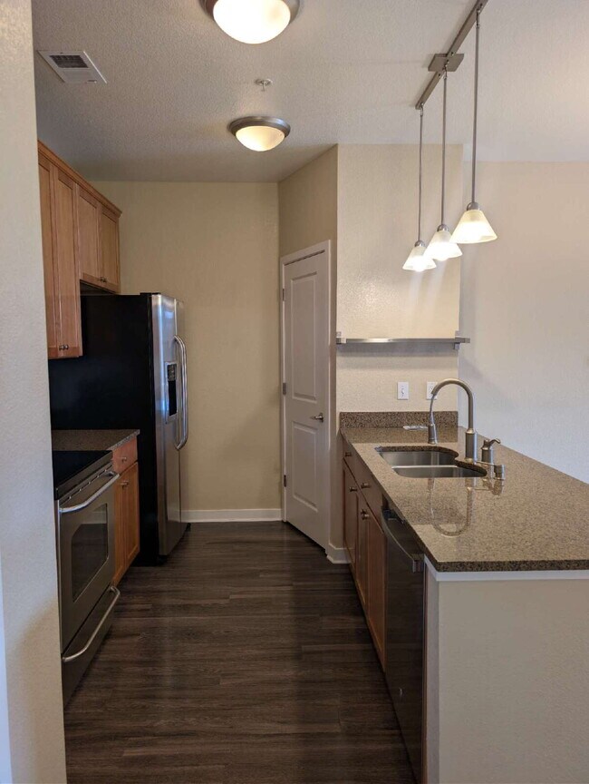 Building Photo - Beautiful 2BD/2BA Condo with Garage in Parkhill