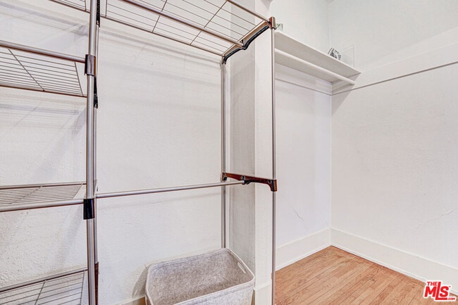 Building Photo - 619 N Plymouth Blvd