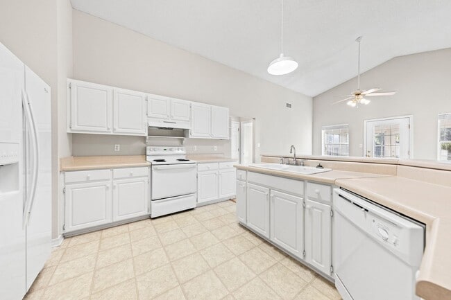 Building Photo - Charming home in IDEAL location!!!